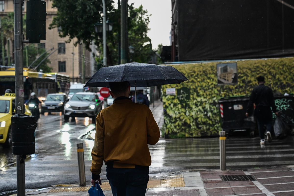 Στην Αττική η κακοκαιρία: Ισχυρές καταιγίδες, κεραυνοί και διακοπές ρεύματος