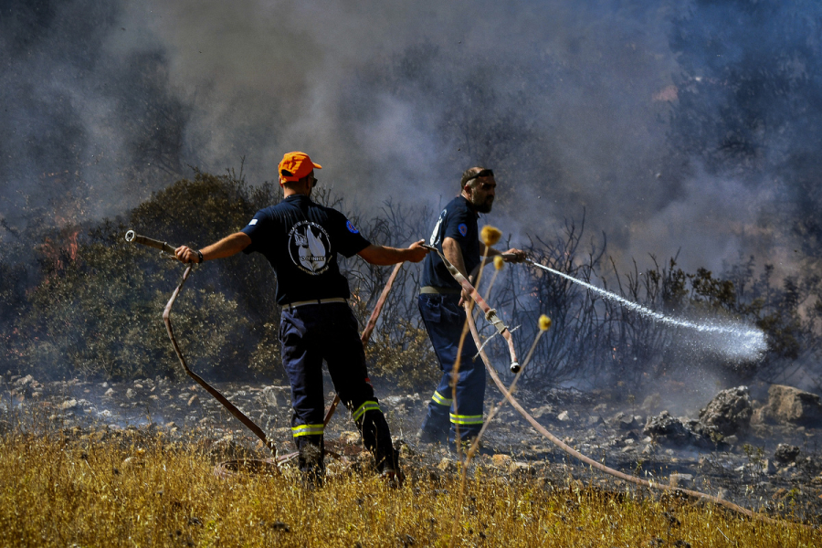Μεγάλη φωτιά στην Κορινθία - Ισχυρή κινητοποίηση της πυροσβεστικής