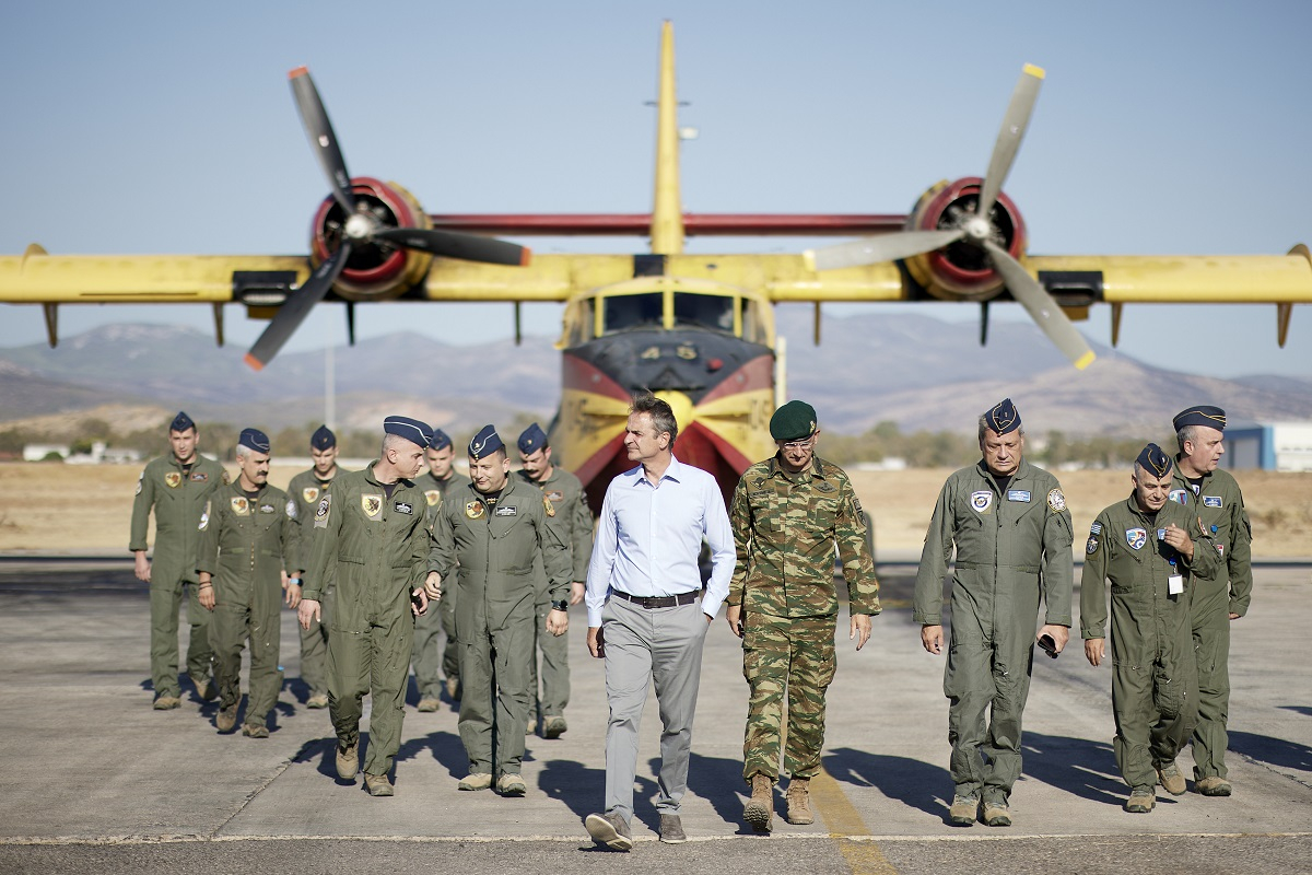 Ο Μητσοτάκης στη βάση των Canadair: «Τα επόμενα τρία χρόνια θα αρκεστούμε σε αυτά που έχουμε»