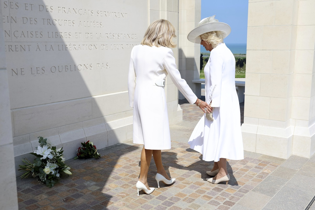 D-Day: Το λάθος της Μπριζίτ Μακρόν – Η άβολη στιγμή που προσπαθεί να πιάσει το χέρι της Καμίλα (Βίντεο)