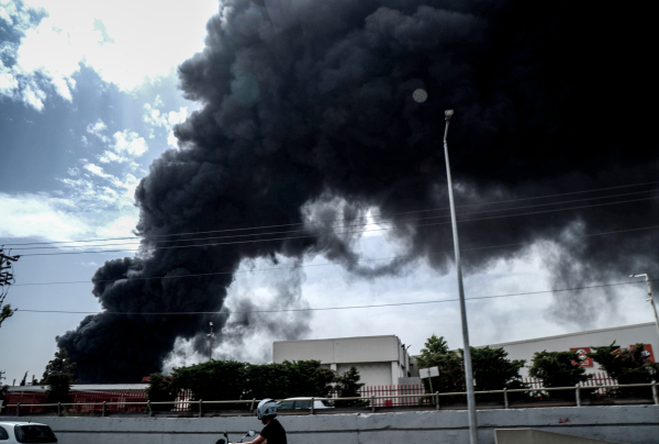 Φωτιά σε εργοστάσιο στην Κηφισιά: Οδηγίες και στο νοσοκομείο «Άγιοι Ανάργυροι»