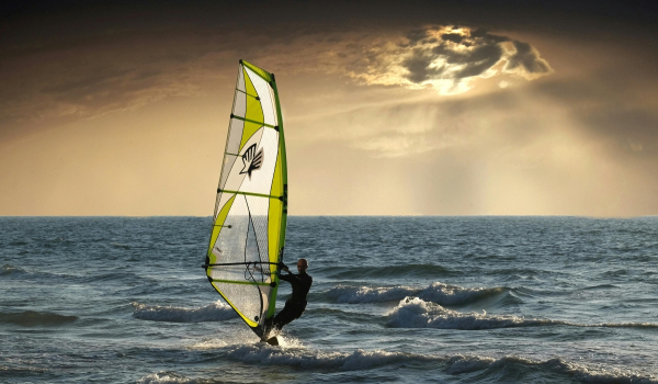 Κυκλαδίτικο νησί στο παγκόσμιο Top5 με τους ιδανικούς προορισμούς για windsurf