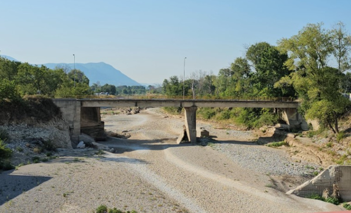 «Σαχάρα» ο Πηνειός στα Τρίκαλα: Χωρίς στάλα νερό το ποτάμι - Έφτιαξαν και... «δρόμο» (βίντεο, εικόνες)