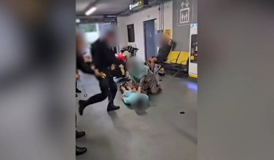 Σάλος στη Βρετανία με σοκαριστικό βίντεο - Αστυνομικός κλωτσάει συλληφθέντα στο κεφάλι