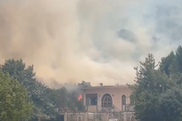 Αλβανία: Τρομακτικές εικόνες από τη φωτιά μειονοτικά χωριά της Δρόπολης - Κινδυνεύουν σπίτια, κάηκε ιστορικός ναός (Βίντεο)