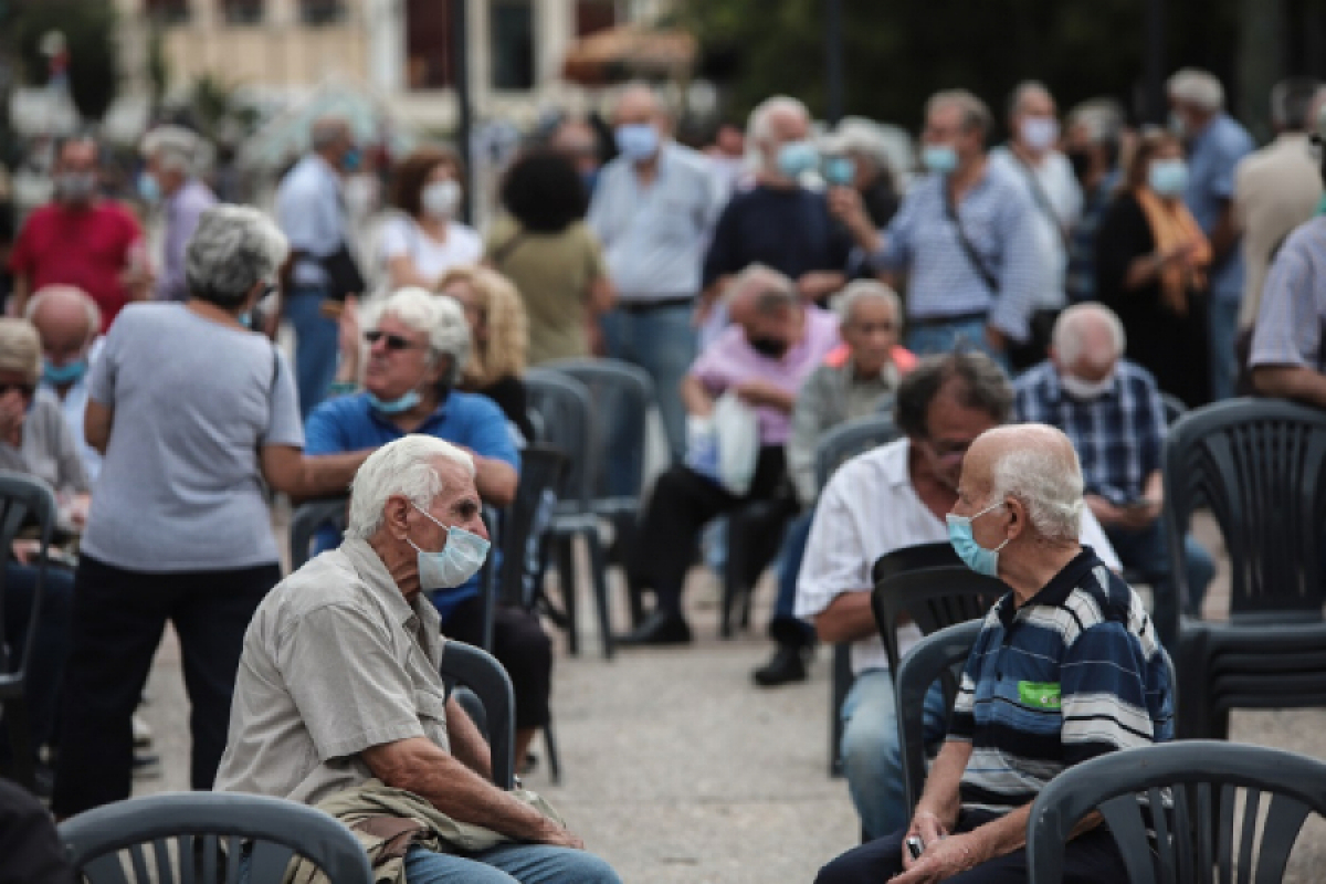 Αναδρομικά: Απογοήτευση συνταξιούχων με την πληρωμή μπροστά στα ΑΤΜ