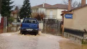 Πνίγηκε το Ζευγολατιό στην Κορινθία από τη σφοδρή κακοκαιρία