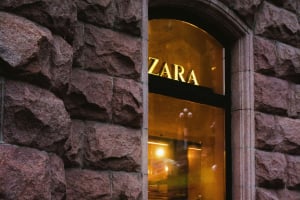 Γιατί δεν έχουν ανακοινωθεί ακόμα οι εκπτώσεις 2024 στα Zara