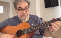 Δημήτρης Σταρόβας: «Έτσι κι έτσι...» - Το βίντεο που δημοσίευσε παίζοντας κιθάρα