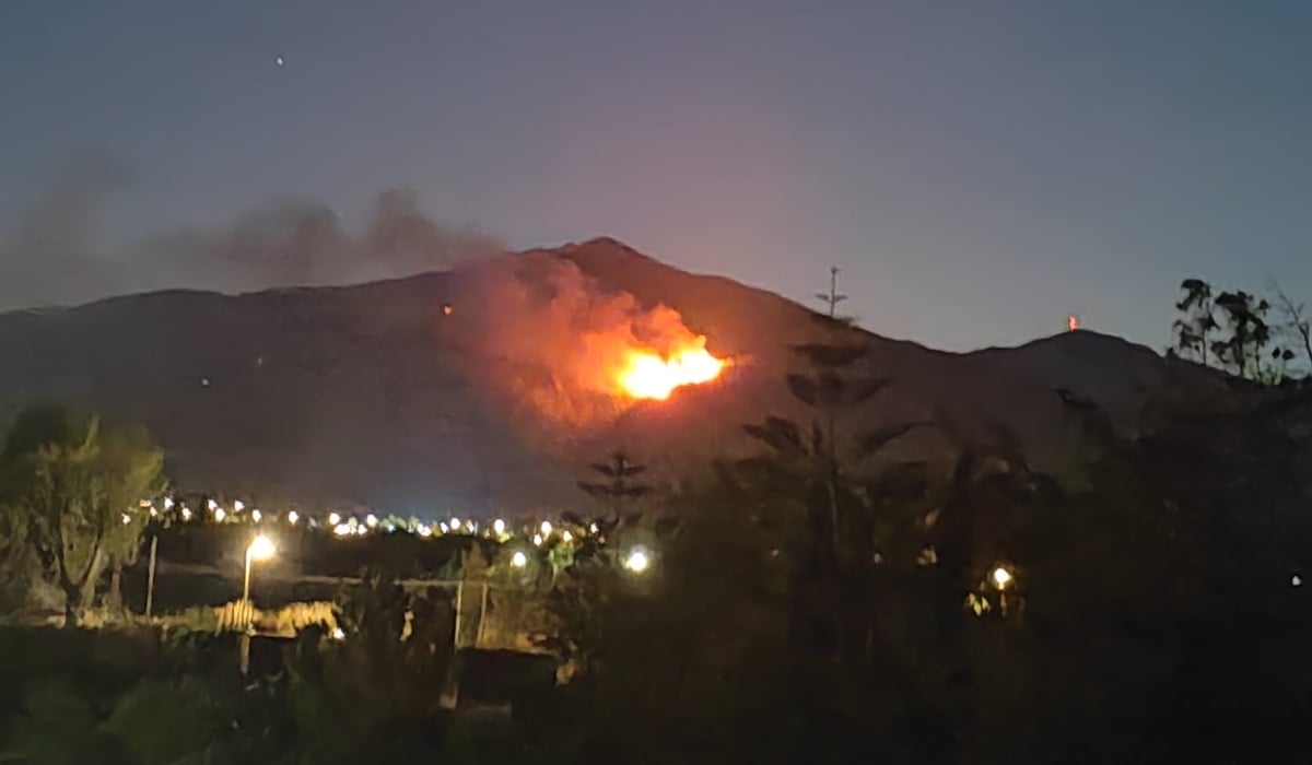 Φωτιά τώρα στην Αττική: Αναζωπύρωση στη Νέα Μάκρη - Ρίψεις από εναέρια μέσα