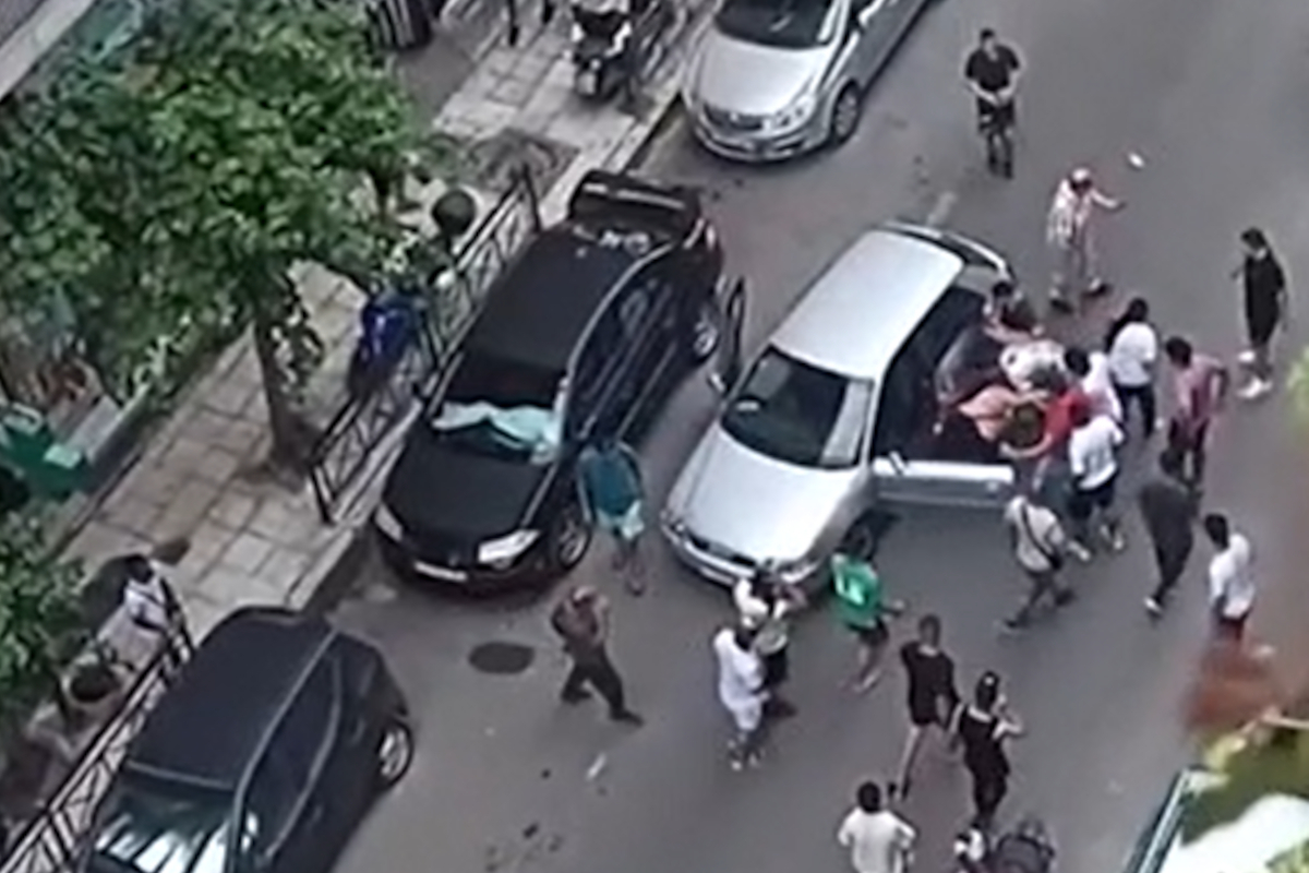 Πλατεία Βικτωρίας: Οδηγός έκανε όπισθεν και τραυμάτισε παιδάκι - Έπαθε σοκ και άρχισε να ουρλιάζει (Βίντεο)