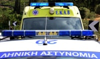 Κρήτη: Οδηγός παρέσυρε δύο πεζούς, έπεσε πάνω σε αυτοκίνητα και κατέληξε σε τζαμαρία καταστήματος