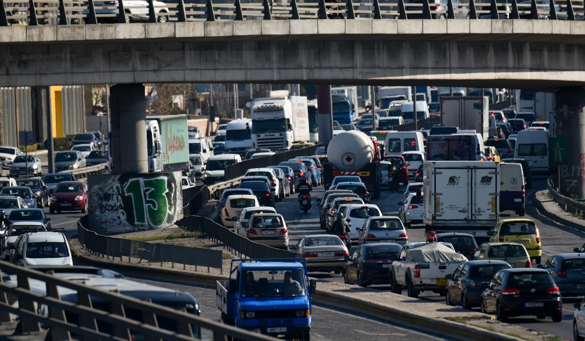 Κίνηση στους δρόμους: Κυκλοφοριακό κομφούζιο στο κέντρο – Πού υπάρχει μποτιλιάρισμα