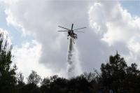 Υπό μερικό έλεγχο η φωτιά στη Βαρυμπόμπη