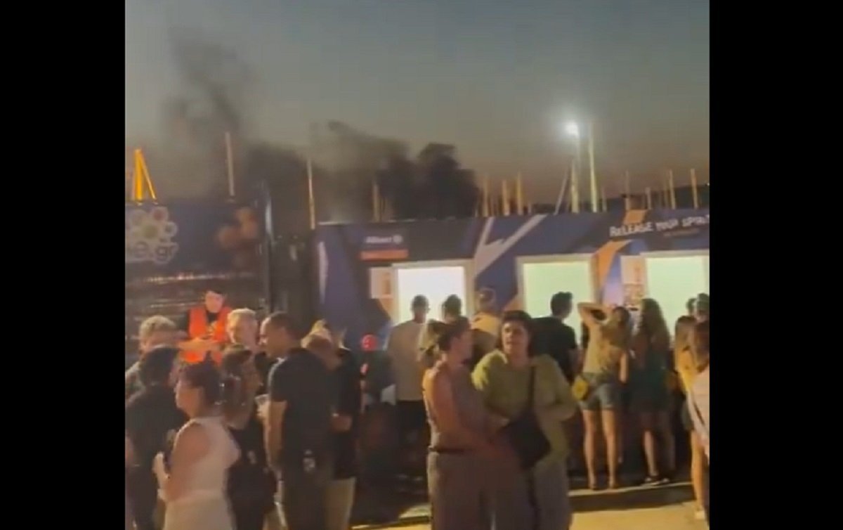 Φωτιά στο γήπεδο του beach volley στην Καλλιθέα - Πυκνοί καπνοί στο Φάληρο (βίντεο)