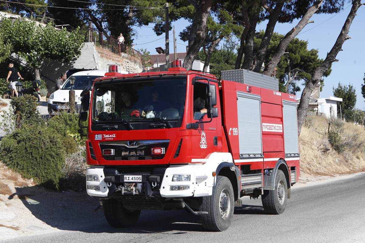 Oριοθετήθηκε η φωτιά στην Άνδρο