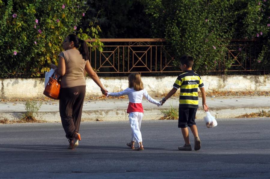 Ολοήμερα σχολεία: Νωρίτερα από τη δουλειά τους θα μπορούν να φεύγουν οι γονείς