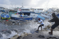 Τυφώνας Beryl: Σαρώνει την Καραϊβική με νεκρούς και θυελλώδεις ανέμους