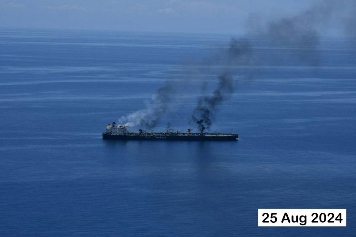 Το δεξαμενόπλοιο Sounion καίγεται σε πέντε σημεία 4 μέρες μετά από την επίθεση των Χούτι - Φωτογραφίες