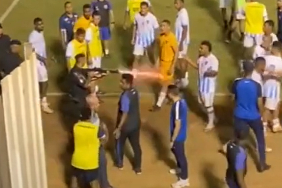Βραζιλία: Αστυνομικός πυροβολεί ποδοσφαιριστή κατά τη διάρκεια αγώνα - Σοκαριστικό βίντεο