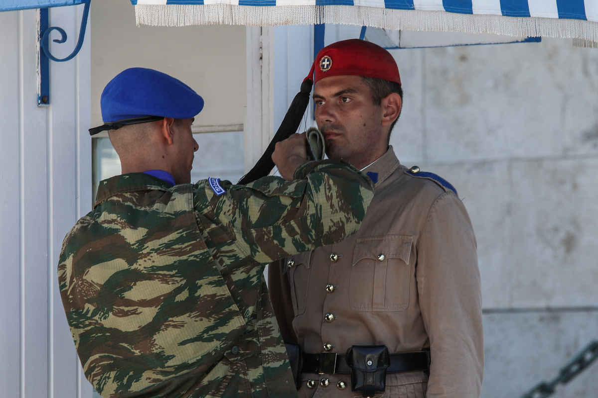 Καύσωνας: Ακίνητοι οι εύζωνες στο Μνημείο του Άγνωστου Στρατιώτη - Τους σκουπίζουν τον ιδρώτα (Εικόνες)