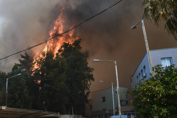 Φωτιά στην Πάτρα: Δεν υπάρχει ενεργό μέτωπο - Θα συνεχιστεί όλο το βράδυ η επιχείρηση