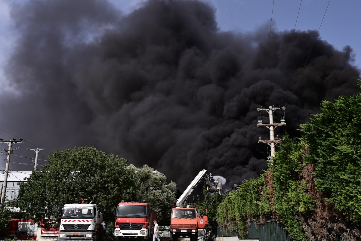 Φωτιά στην Κηφισιά: Τι πρέπει να προσέχουμε εξαιτίας της τοξικής ατμόσφαιρας - Οι οδηγίες πνευμονολόγου