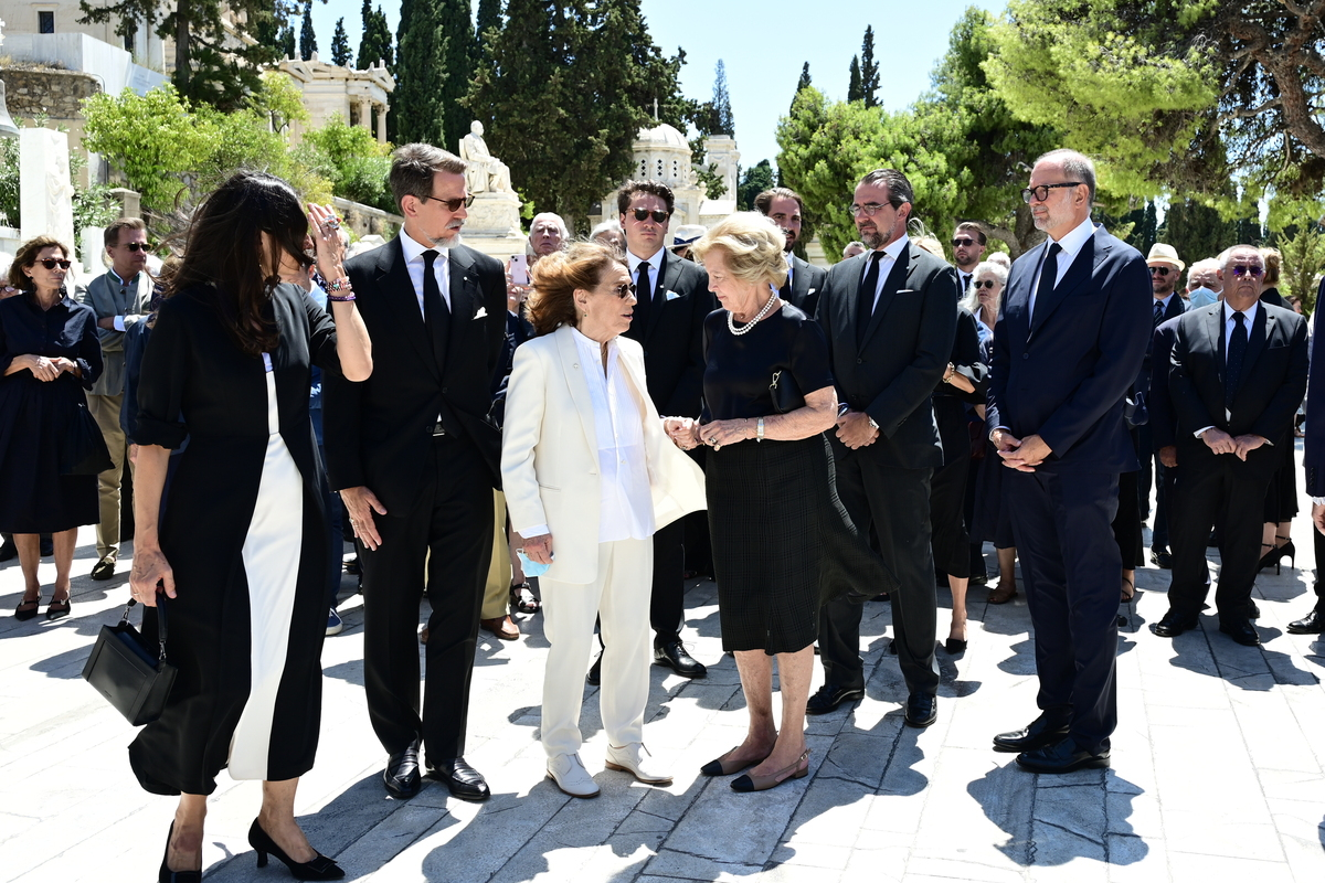 Κηδεία πρίγκιπα Μιχαήλ: Ποιοι «γαλαζοαίματοι» πήγαν στο Τατόι για τη ταφή του Μισέλ ντε Γκρες (Βίντεο, φωτογραφίες)