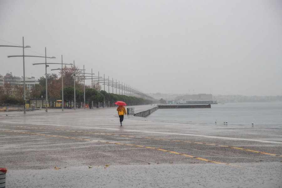 Καλοκαιρινή κακοκαιρία με καταιγίδες και προβλήματα - Πού θα βρέχει τις επόμενες ώρες