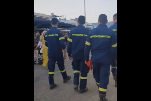 Κως: Συγκινητική στιγμή - Κάτοικοι χειροκροτούν τους πυροσβέστες μετά τη μεγάλη φωτιά στα Καρδάμαινα (βίντεο)