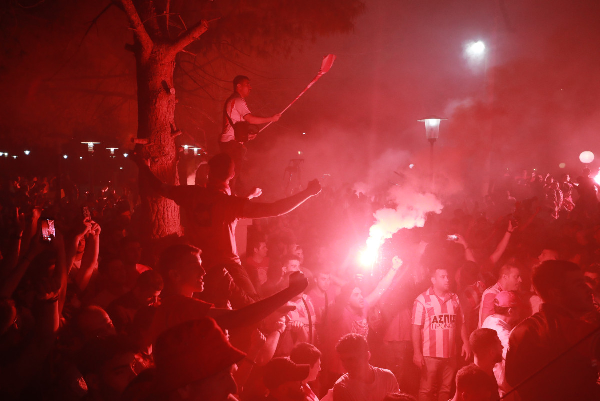 Συγκλονιστικό! Η στιγμή που μπαίνει το γκολ του Ελ Κααμπί και παίρνει... φωτιά ο Πειραιάς (Βίντεο)