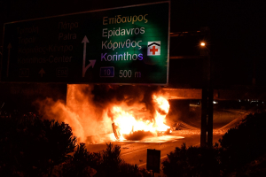 Η Τροχαία αναζητά δύο οδηγούς για την ανατροπή του βυτιοφόρου στην Αθηνών – Κορίνθου