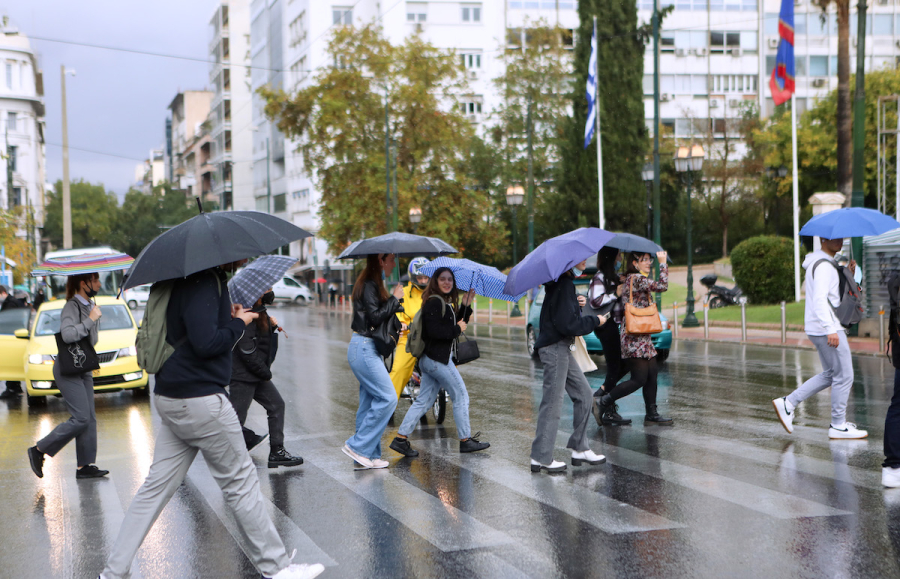 Δείχνει τα «δόντια» της η κακοκαιρία: Νέες ισχυρές βροχές και καταιγίδες από το απόγευμα - Πού θα χιονίσει