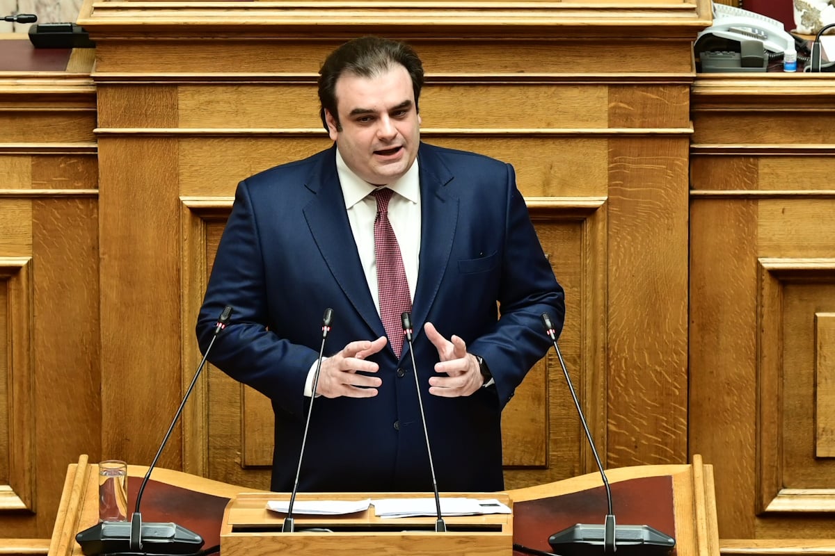 Λαύριο: Με εντολή Πιερρακάκη σε αναστολή καθηγητής που μοίρασε φυλλάδιο με ομοφοβικό περιεχόμενο