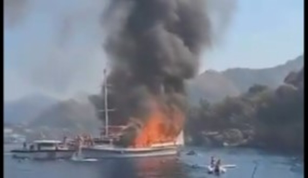 Βίντεο σοκ: Βυθίστηκε φλεγόμενο τουριστικό σκάφος στην Τουρκία - 7 τραυματίες