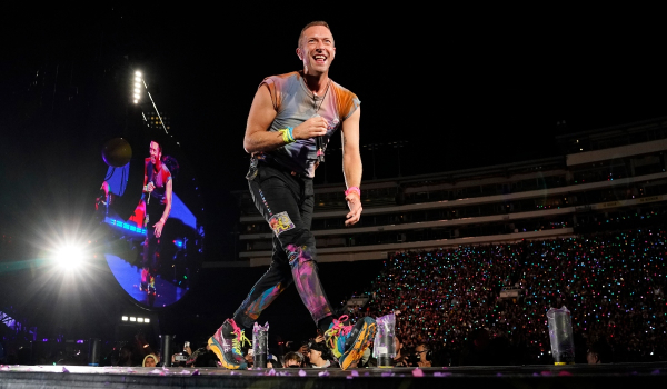 Οι Coldplay καλούν τους Έλληνες στο Ηρώδειο για συμμετοχή σε βιντεοκλίπ