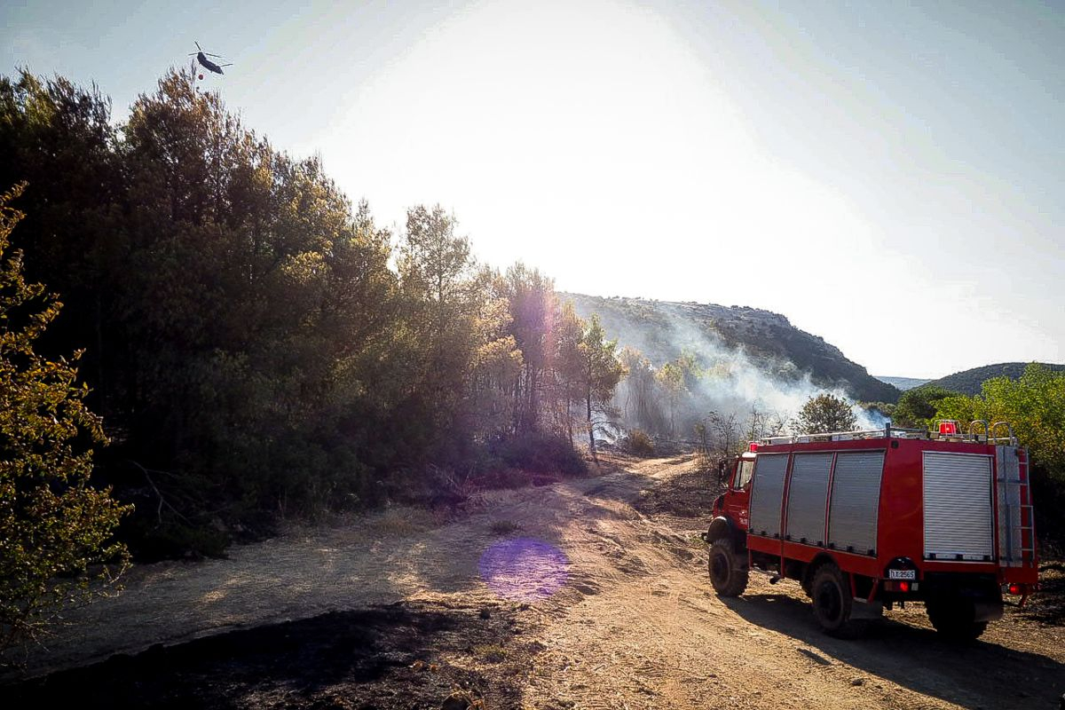 Απέδωσε η ολονύχτια μάχη με τη φωτιά στην Εύβοια: Καίνε «καντηλάκια», ενισχύονται οι άνεμοι