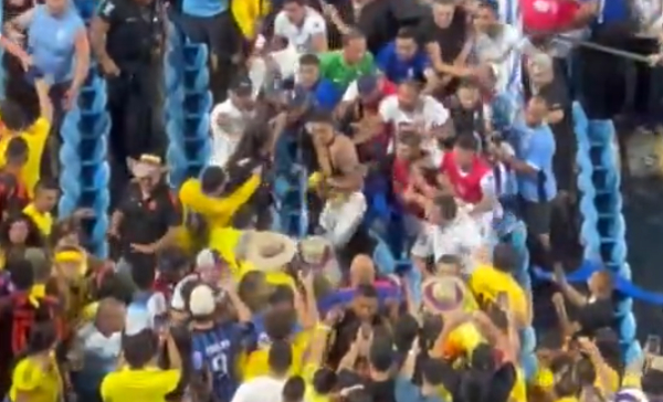 Απίστευτο ξύλο στο Ουρουγουάη - Κολομβία: Νούνιες, Αραούχο και άλλοι παίκτες πλακώθηκαν με οπαδούς (Βίντεο)