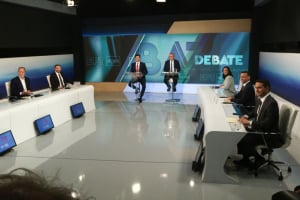 Debate ΠΑΣΟΚ: Οι αιχμές, τα καρφιά και οι σκληρές κόντρες μεταξύ των έξι υποψηφίων