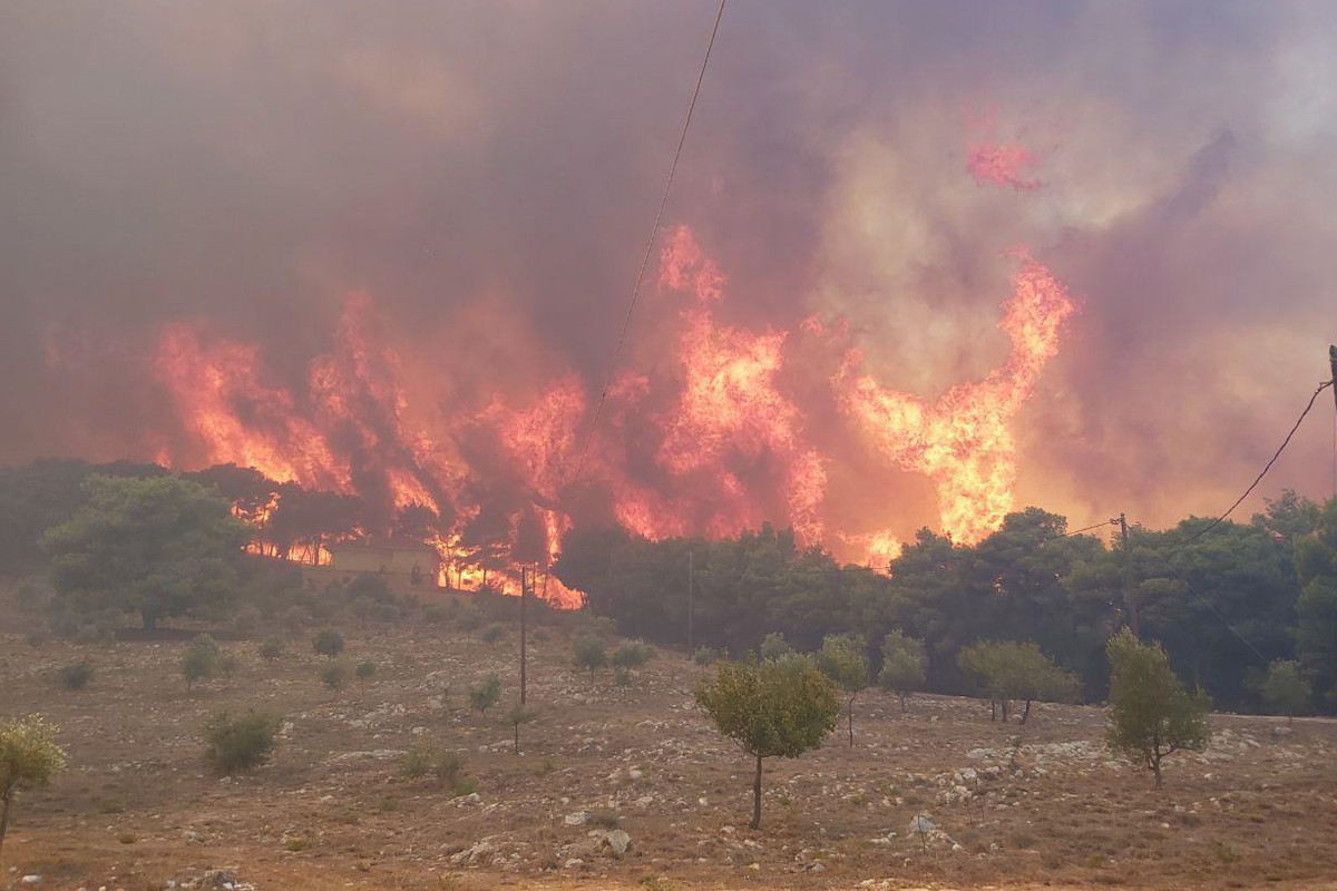 Φωτιά στο Μουζάκι της Ζακύνθου - Ξεκίνησε από κεραυνό, σηκώθηκαν 7 αεροπλάνα