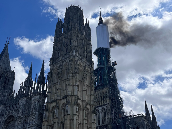 Γαλλία: Φωτιά τώρα στον καθεδρικό ναό της Ρουέν (βίντεο)