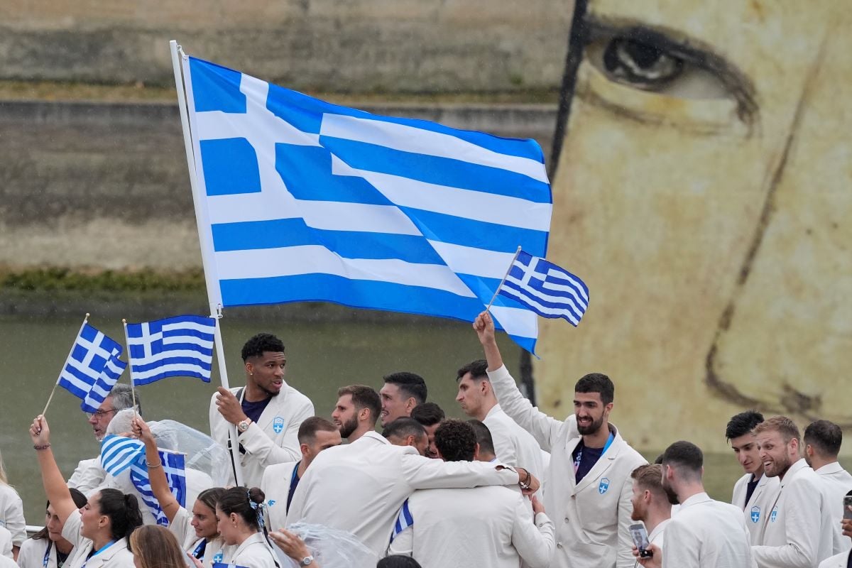 Παρίσι: Η εντυπωσιακή είσοδος της Ελλάδας με σημαιοφόρους τον Γ. Αντετοκούνμπο και την Αντιγόνη Ντρισμπιώτη (Βίντεο)