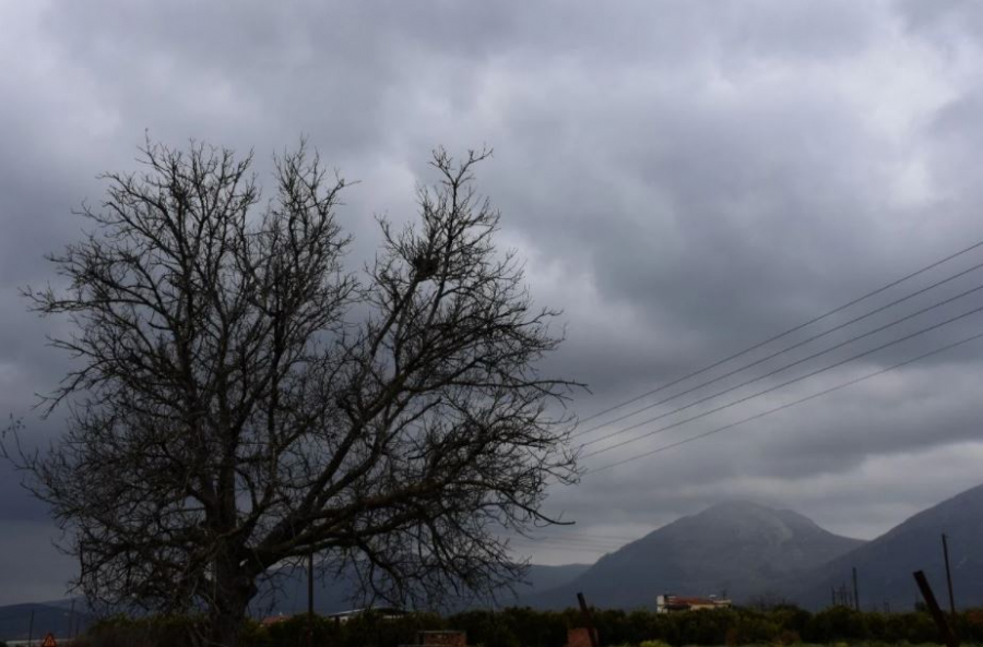 Καιρός: Νεφώσεις με τοπικές βροχές αναμένονται αύριο