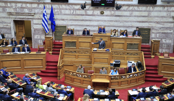 LIVE η «μάχη» Μητσοτάκη - Ανδρουλάκη στη Βουλή για την αντιπυρική περίοδο