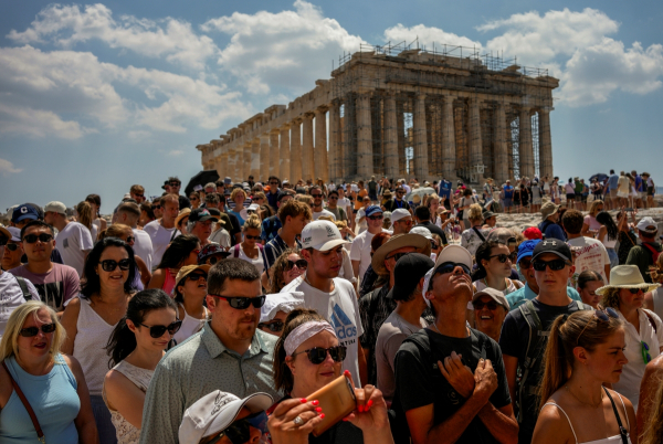 Δυσοίωνες εκθέσεις για τον ελληνικό τουρισμό: Λόγω «υπερτουρισμού», έλλειψης υποδομών και τιμών