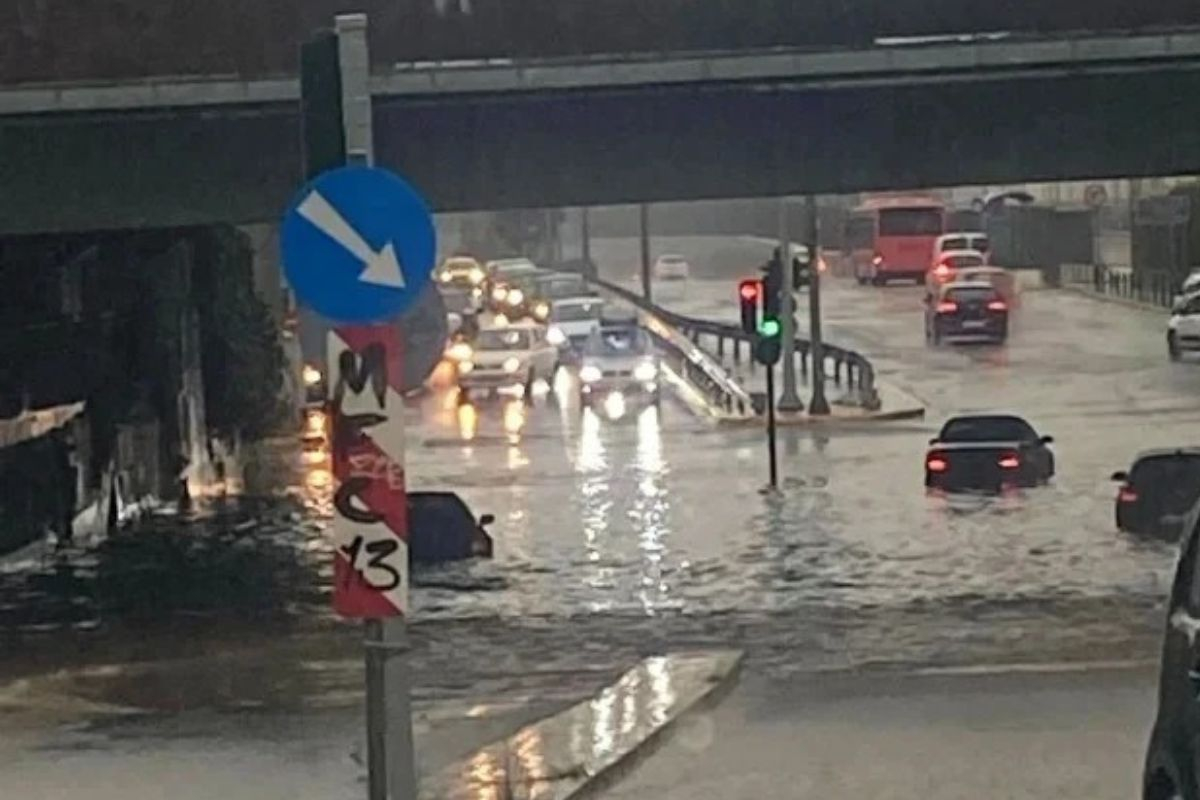 Εγκλωβίστηκαν ΙΧ κάτω από γέφυρα στο Μαρούσι - Πλημμύρισαν κεντρικοί δρόμοι