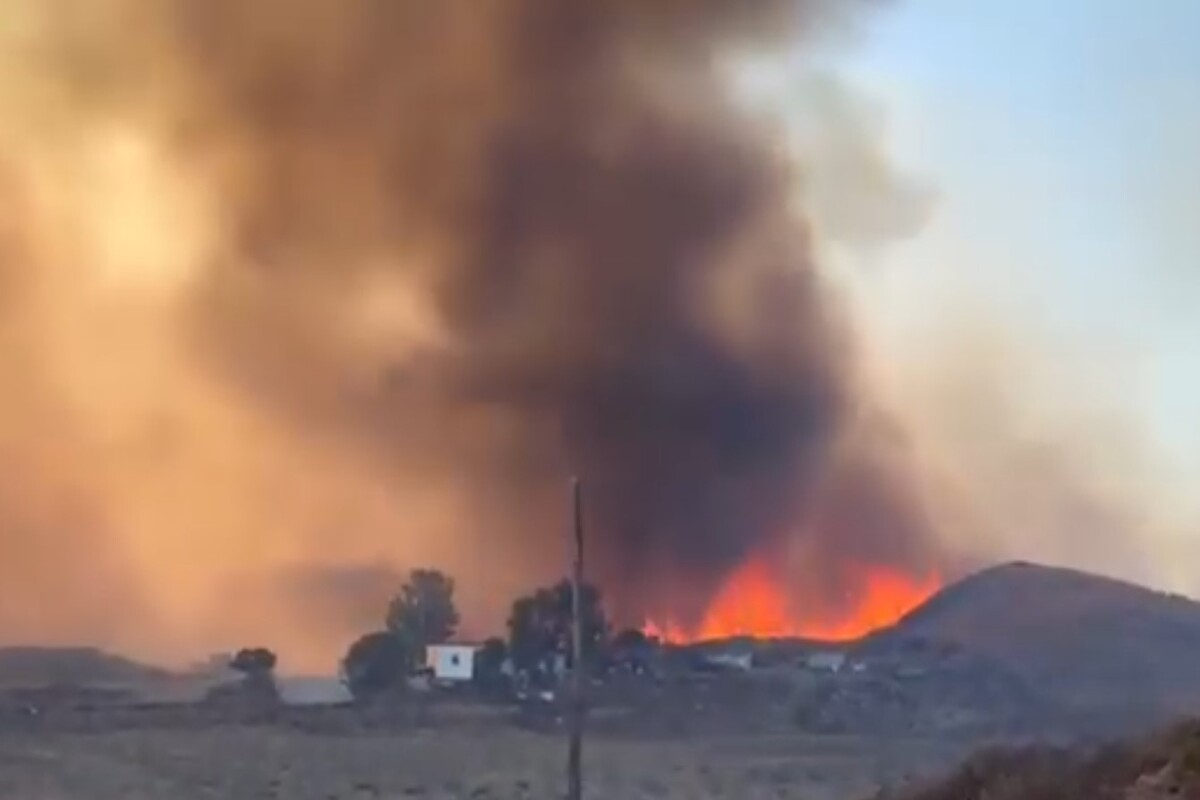 Φωτιά τώρα στην Μήλο κοντά στο αεροδρόμιο: Ήχησε το 112 - Δείτε εικόνες και βίντεο