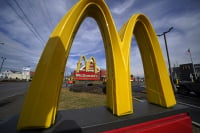 McDonald’s: Ανησυχία στις ΗΠΑ για την αύξηση κρουσμάτων E.coli - Τι προκαλεί το βακτήριο