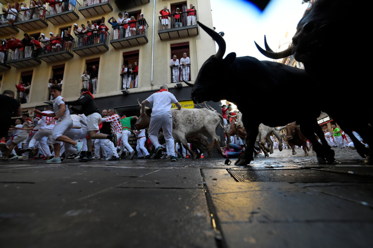 Ισπανία: Έξι τραυματίες στο αμφιλεγόμενο φεστιβάλ της Παμπλόνα - Ο ένας από κέρατο ταύρου (Βίντεο)