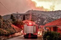 Σε μήκος 32 χιλιομέτρων η φωτιά στην Κορινθία - Σαρώνει τα πάντα στο πέρασμά της (Εικόνες, Βίντεο)